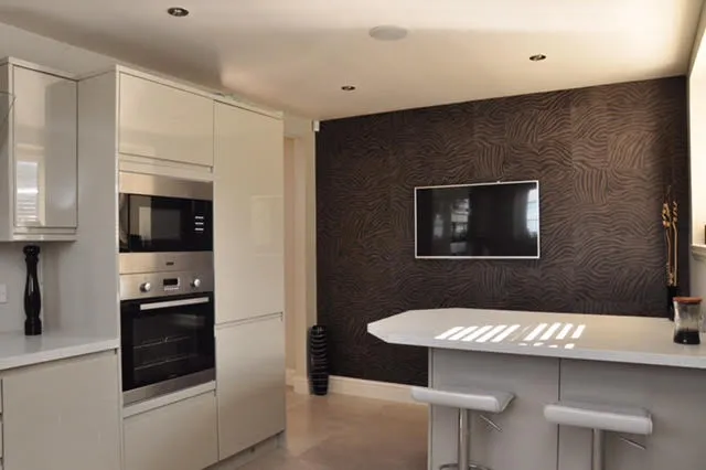 Modern kitchen decorated by GL Decorating